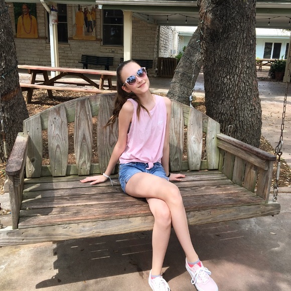 Meet your Posher, Apryl - Picture 1 of 1